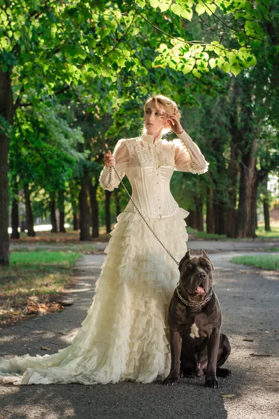 Fille Dans Une Vieille Robe Avec Des Volants Grand Chien — Photo