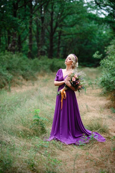 Modèle Fille Blonde Dans Une Robe Lilas Avec Bouquet Avec — Photo