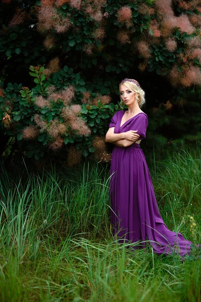 Menina Modelo Loira Vestido Lilás Com Buquê Com Uma Floresta — Fotografia de Stock