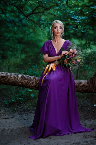 Modèle Fille Blonde Dans Une Robe Lilas Avec Bouquet Avec — Photo