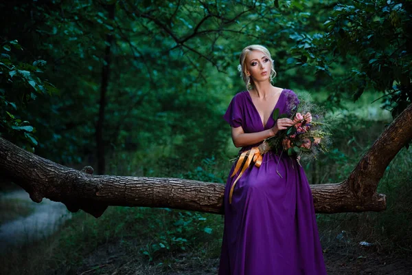 Menina Modelo Loira Vestido Lilás Com Buquê Com Uma Floresta — Fotografia de Stock