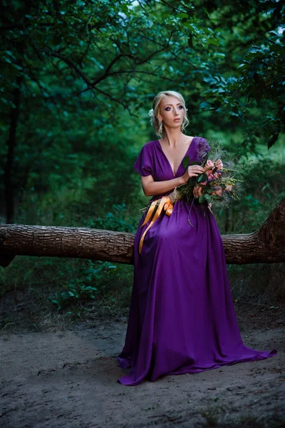 Modèle Fille Blonde Dans Une Robe Lilas Avec Bouquet Avec — Photo