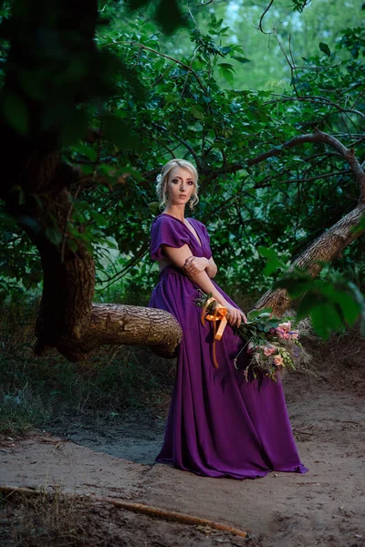 Modèle Fille Blonde Dans Une Robe Lilas Avec Bouquet Avec — Photo