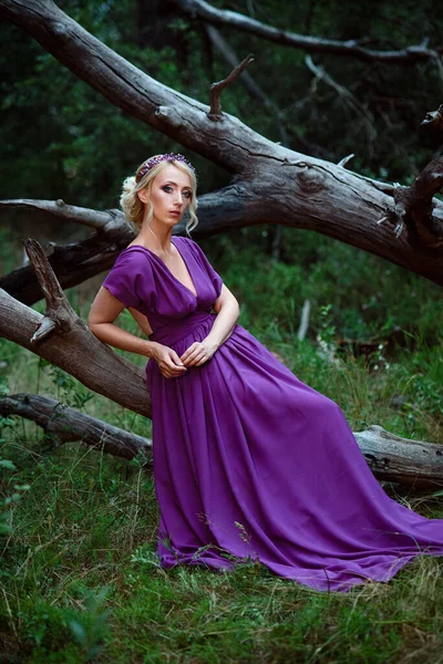 Ragazza Modella Bionda Abito Lilla Con Bouquet Con Una Foresta — Foto Stock