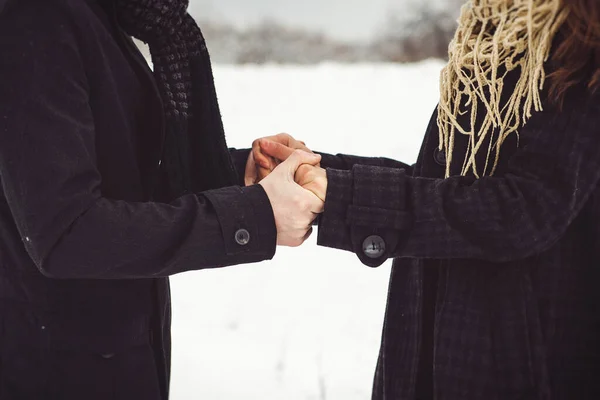 Ragazzo Una Ragazza Abiti Caldi Sciarpe Una Passeggiata Nella Foresta — Foto Stock