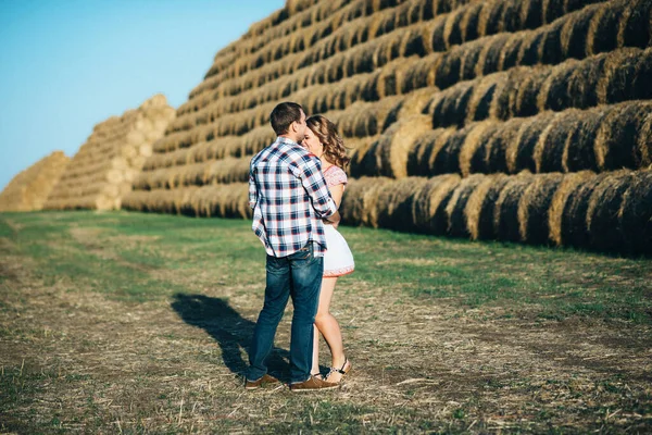 Ragazzo Con Una Ragazza Una Passeggiata Estiva Nel Campo Vicino — Foto Stock