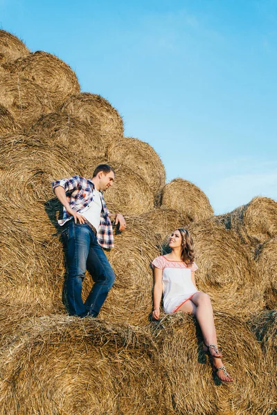 Tipo Con Una Chica Paseo Verano Campo Cerca Pajar Redondo — Foto de Stock