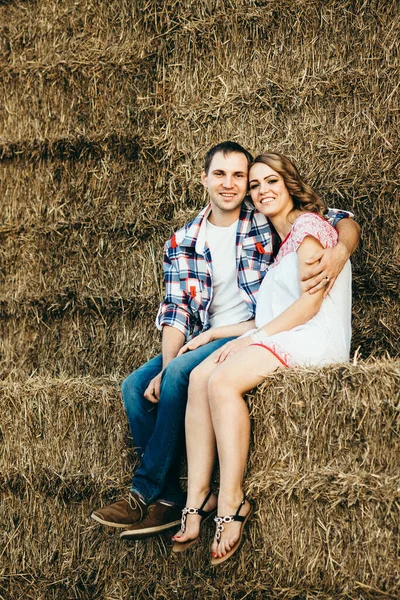 Een Jongen Met Een Meisje Een Zomer Wandeling Het Veld — Stockfoto