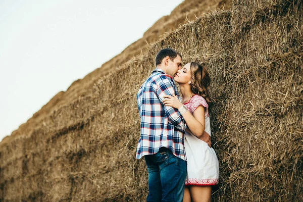 一个男人和一个女孩在夏天的田里散步 几乎绕着干草堆转 — 图库照片