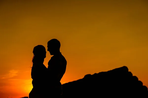 Tipo Con Una Chica Paseo Verano Campo Cerca Pajar Redondo — Foto de Stock