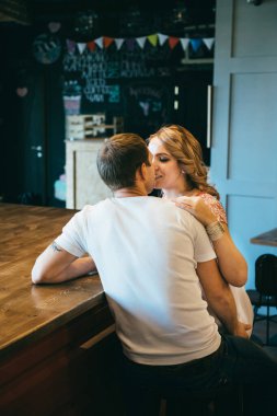 Bir adam ve bir kız, şık bir kafede buluşuyorlar.