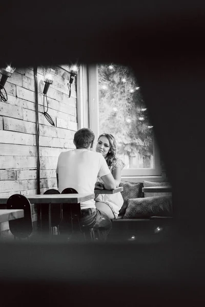 Egy Férfi Egy Lány Találkozója Egy Városi Kávézóban — Stock Fotó