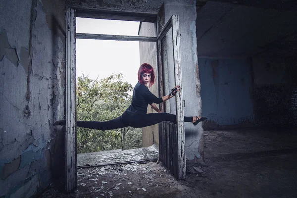 Fille Modèle Noir Avec Des Cheveux Roses Dans Bâtiment Abandonné — Photo