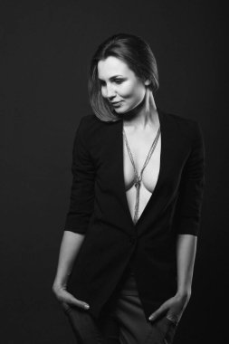 Koyu mavi arka planda siyah ceketli esmer bir kız.