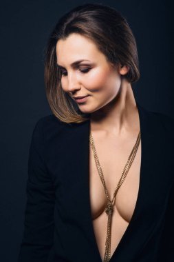 Koyu mavi arka planda siyah ceketli esmer bir kız.