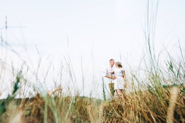 Dünya 'nın yeşil bir kanyonunun arka planında hafif elbiseli bir kızla bir adam.
