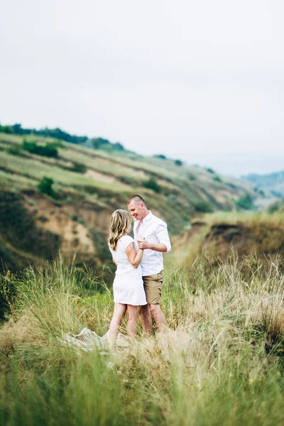 Mec Avec Une Fille Vêtements Légers Sur Fond Canyon Vert — Photo