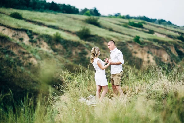 Mec Avec Une Fille Vêtements Légers Sur Fond Canyon Vert — Photo