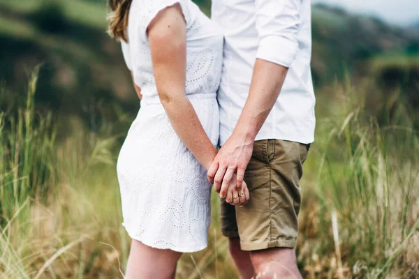 Een Jongen Met Een Meisje Lichte Kleren Achtergrond Van Een — Stockfoto