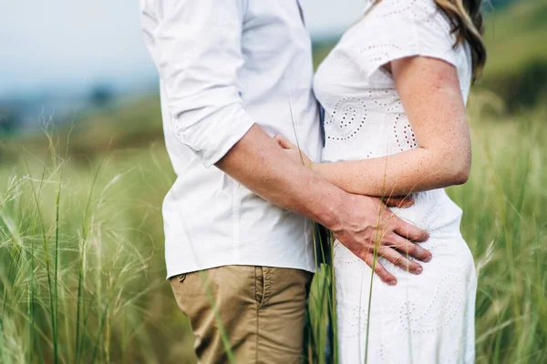 Kille Med Flicka Ljusa Kläder Bakgrunden Grön Kanjon Erosion Jorden — Stockfoto