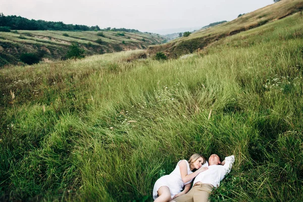 Egy Srác Egy Lánnyal Könnyű Ruhában Háttérben Egy Zöld Kanyon — Stock Fotó