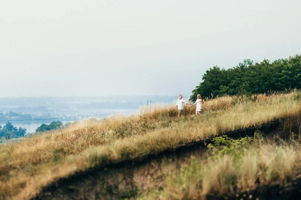 Egy Srác Egy Lánnyal Könnyű Ruhában Háttérben Egy Zöld Kanyon — Stock Fotó