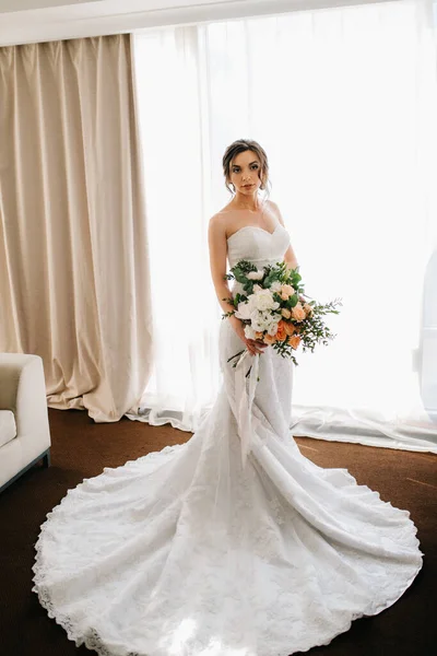 Sposa Abito Bianco Con Bouquet Camera Albergo — Foto Stock