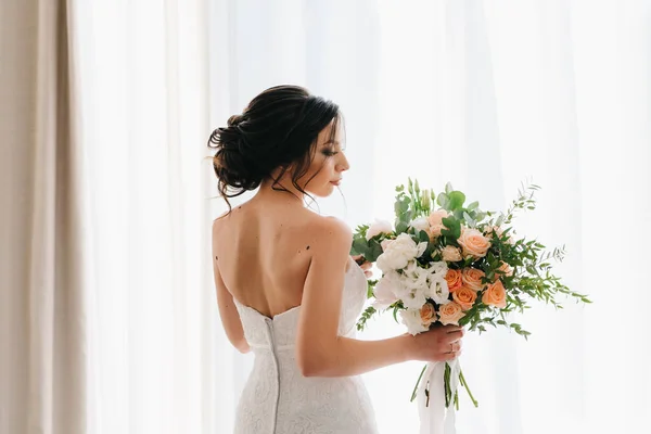 Braut Weißen Kleid Mit Blumenstrauß Hotelzimmer — Stockfoto