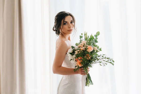 Braut Weißen Kleid Mit Blumenstrauß Hotelzimmer — Stockfoto