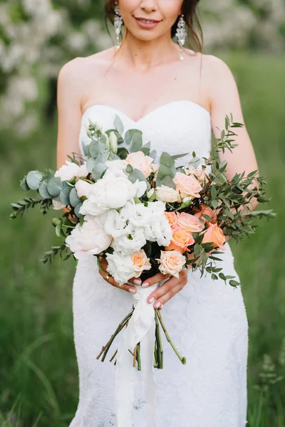 Braut Weißen Kleid Mit Einem Großen Frühlingsstrauß Einem Grünen Wald — Stockfoto