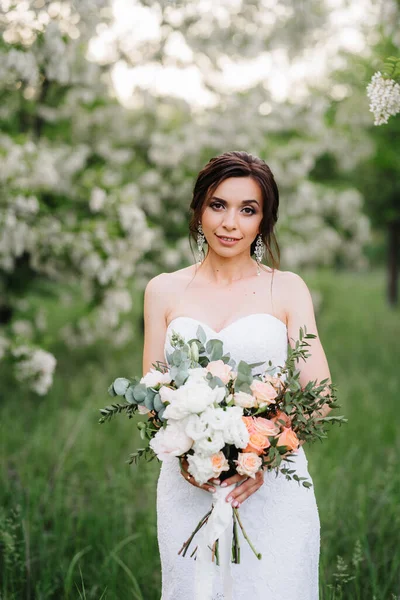 Braut Weißen Kleid Mit Einem Großen Frühlingsstrauß Einem Grünen Wald — Stockfoto