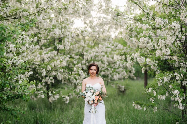 Braut Weißen Kleid Mit Einem Großen Frühlingsstrauß Einem Grünen Wald — Stockfoto