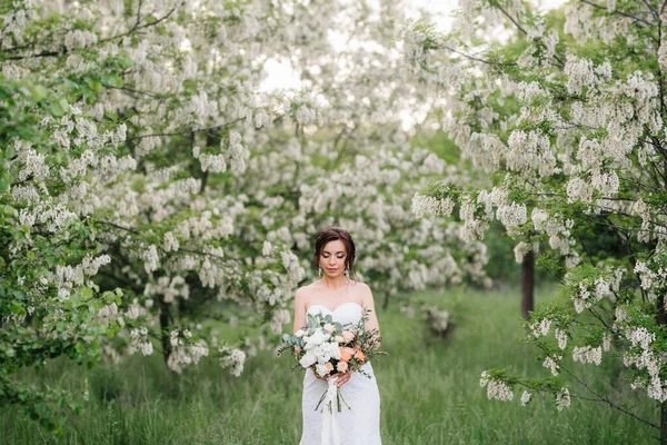 Sposa Abito Bianco Con Grande Bouquet Primaverile Una Foresta Verde — Foto Stock