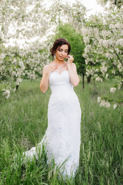 Novia Vestido Blanco Con Gran Ramo Primavera Bosque Verde — Foto de Stock