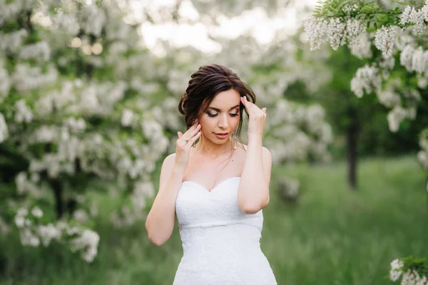 Bruid Een Witte Jurk Met Een Groot Lenteboeket Een Groen — Stockfoto