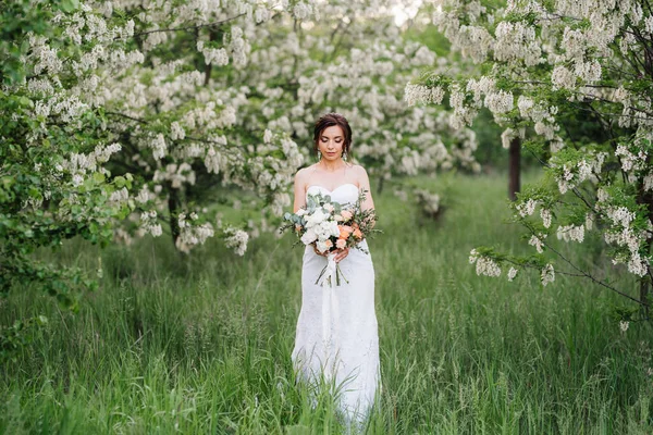 Braut Weißen Kleid Mit Einem Großen Frühlingsstrauß Einem Grünen Wald — Stockfoto