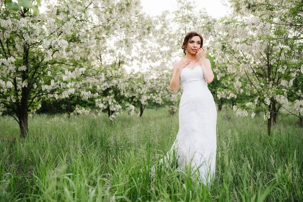 Braut Weißen Kleid Mit Einem Großen Frühlingsstrauß Einem Grünen Wald — Stockfoto
