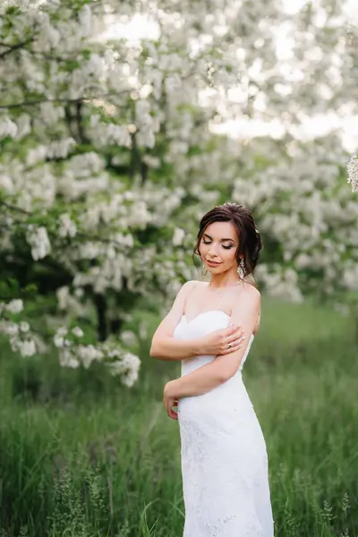Noiva Vestido Branco Com Grande Buquê Primavera Uma Floresta Verde — Fotografia de Stock