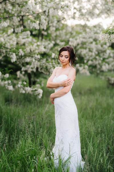Panna Młoda Białej Sukience Dużym Wiosennym Bukietem Zielonym Lesie — Zdjęcie stockowe