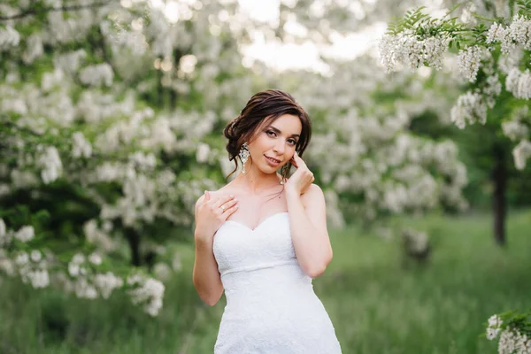 Mariée Dans Une Robe Blanche Avec Grand Bouquet Printemps Dans — Photo