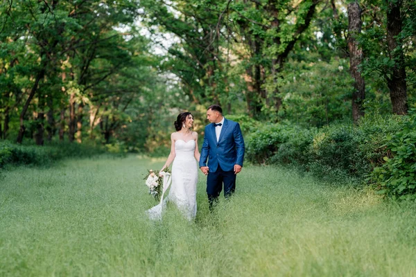 Couple Love Guy Girl Walk Forest Belt — Stock Photo, Image