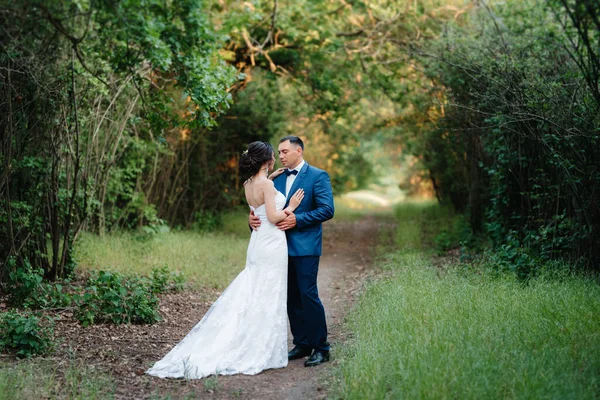 Casal Apaixonado Por Cara Uma Garota Passeio Cinturão Floresta — Fotografia de Stock