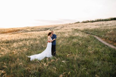Birbirine aşık bir çift. Bir adam ve bir kız orman kuşağında yürüyüşe çıkmış.