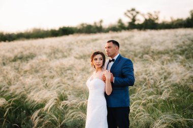 Birbirine aşık bir çift. Bir adam ve bir kız orman kuşağında yürüyüşe çıkmış.