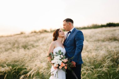 Birbirine aşık bir çift. Bir adam ve bir kız orman kuşağında yürüyüşe çıkmış.