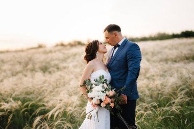 Birbirine aşık bir çift. Bir adam ve bir kız orman kuşağında yürüyüşe çıkmış.