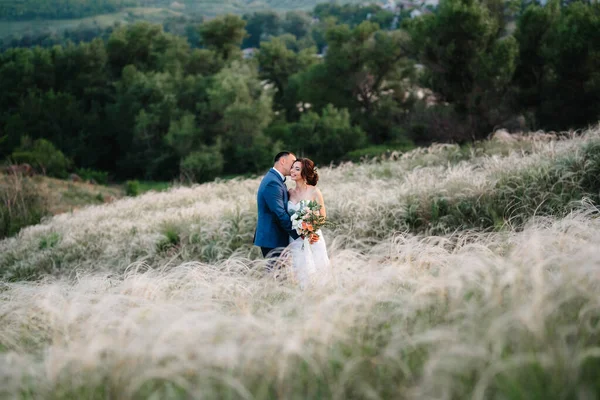 Couple Amoureux Mec Une Fille Promenade Dans Ceinture Forestière — Photo