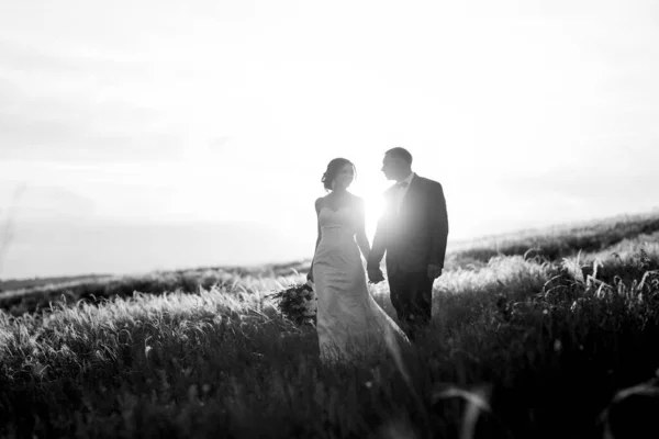森のベルトの上を歩く男と女を愛するカップル — ストック写真