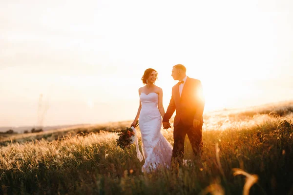 Couple Amoureux Mec Une Fille Promenade Dans Ceinture Forestière — Photo