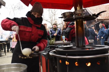 Büyük yuvarlak bir ızgarada sokak krep pişirme